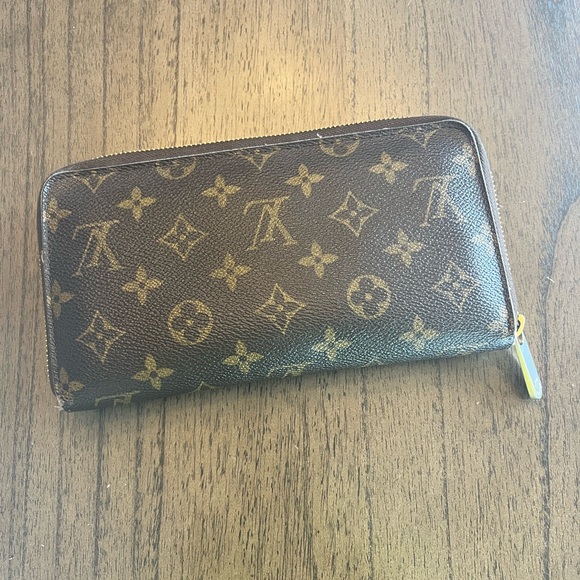Louis Vuitton Wallet - Picture 1 of 5
